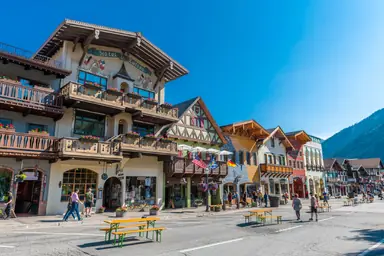 downtown-leaveworth-shopping-dining.png