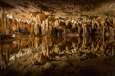 1280px-Luray_Caverns2C_Dream_Lake_-_mirror-lake_of_caverns_282015-05-09_14.png