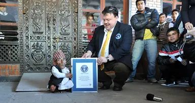 shortest-man-ever-with-craig_tcm25-396357.png
