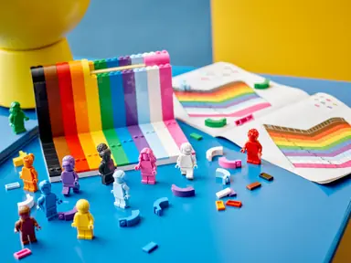 05-90639435-lego-lgbt-set.jpg