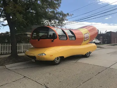 Oscar_Mayer_Weinermobile.jpg