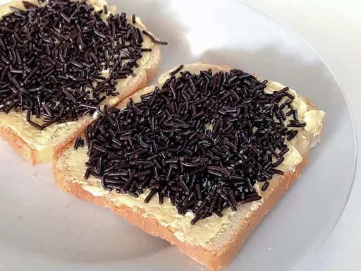1280px-Hagelslag_chocolate_sprinkles.png